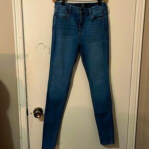 High-rise super skinny hollister jeans. waist:28 length:30